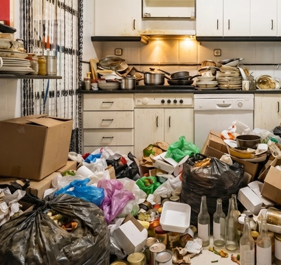 Intervention syndrome de Diogène à Orléans — cuisine encombrée avant nettoyage extrême et désencombrement par Eauxigen, accompagnement discret et bienveillant des familles, Février 2026