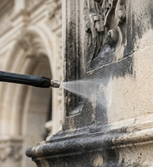 Nettoyage de façade en pierre et patrimoine ancien — décrassage doux d'un monument en pierre de taille par Eauxigen, vapeur basse pression sans agresser, Val de Loire