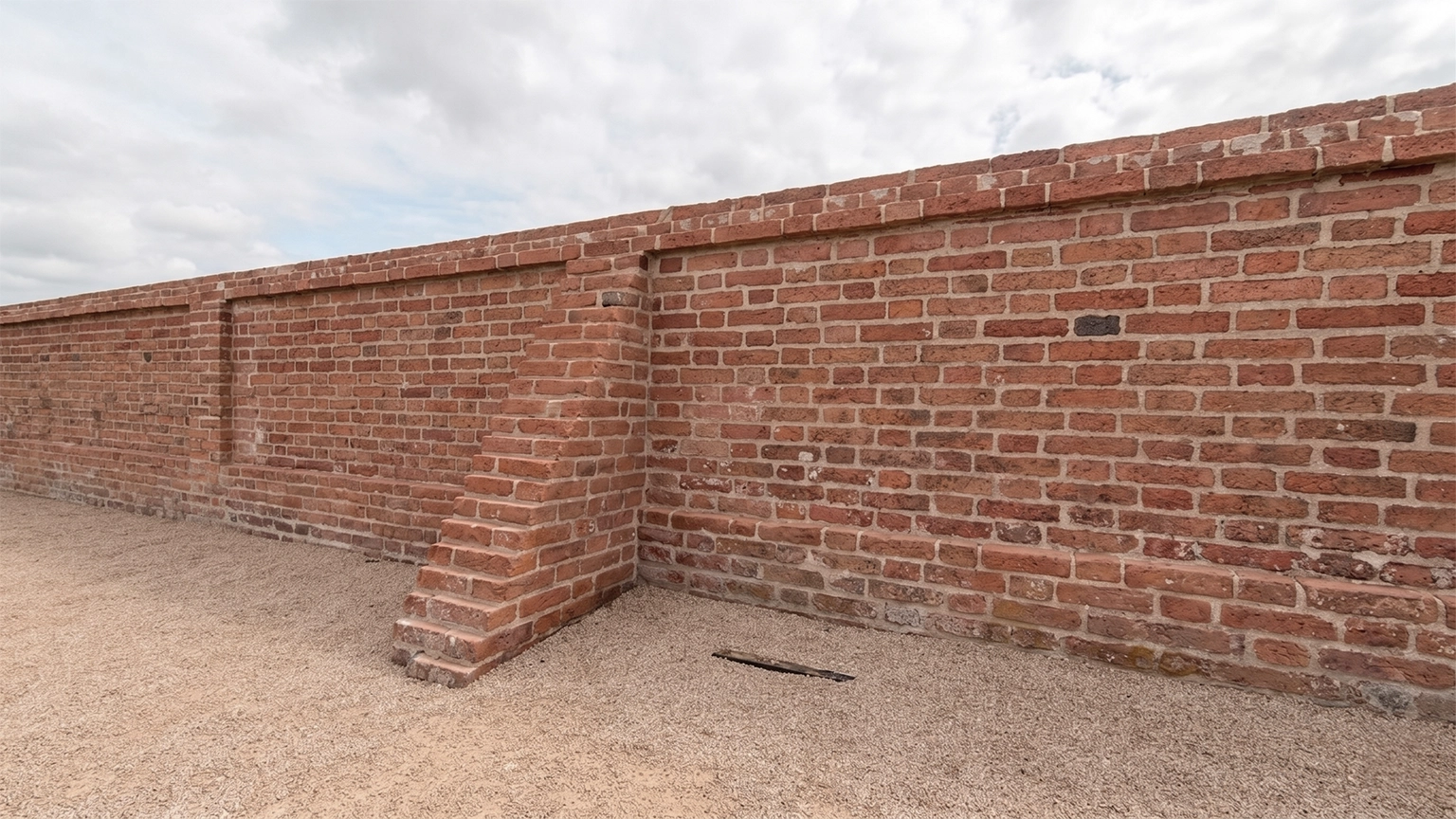 Mur en briques ravivé après nettoyage vapeur basse pression Eauxigen