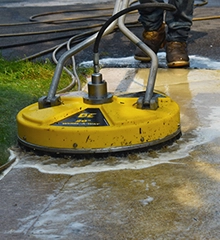 Nettoyage de terrasse et sol extérieur au nettoyeur de surface rotatif — le vert et les taches partent sur dalles béton, traitement par Eauxigen en Val de Loire