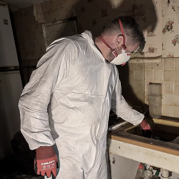 Cédric Caudal nettoyant les traces rouges d’une façade à Blois