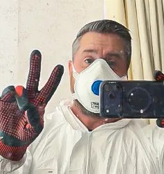 Cédric Caudal équipé d’une combinaison, de gants et d’un masque de protection pour un nettoyage extrême