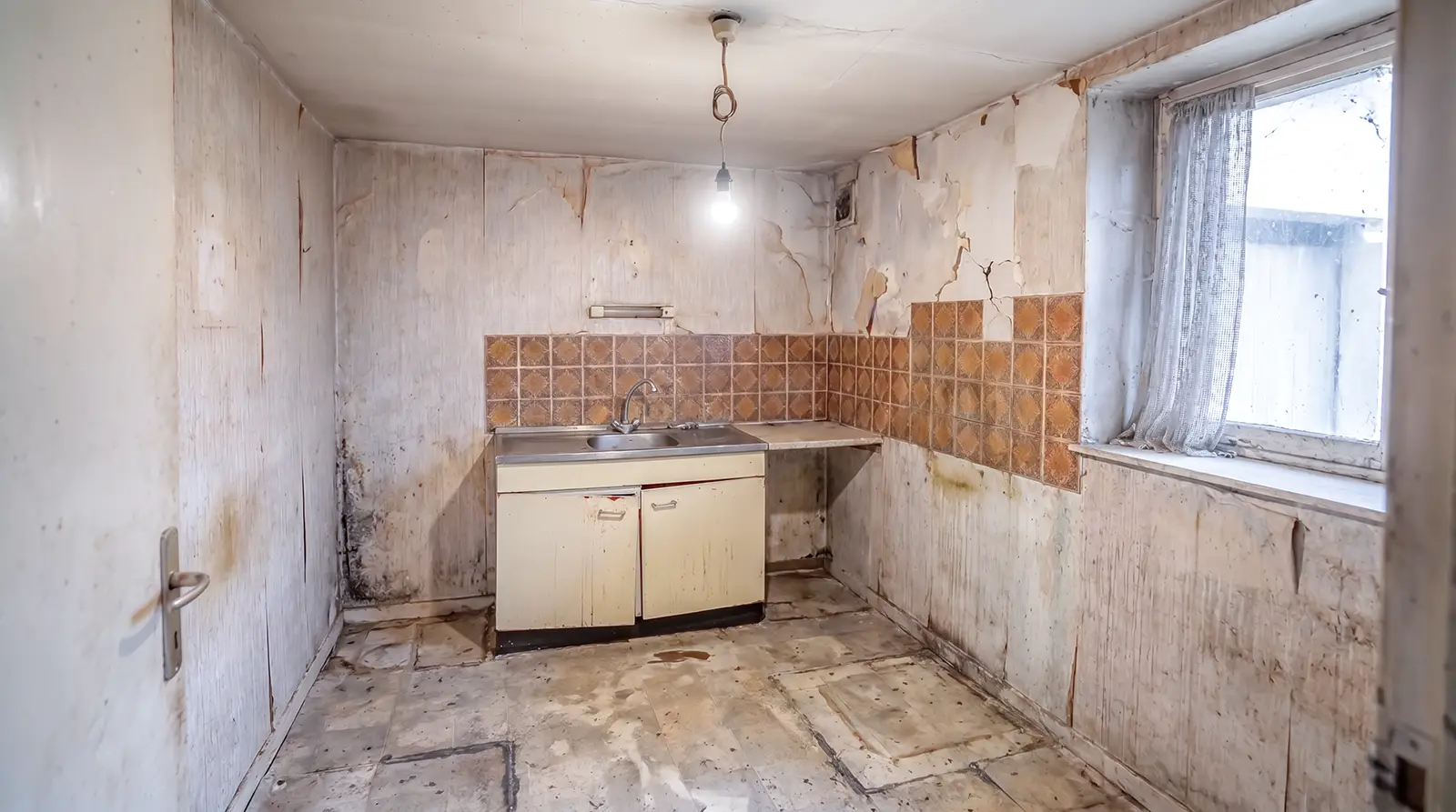 Cuisine débarrassée dans un logement insalubre