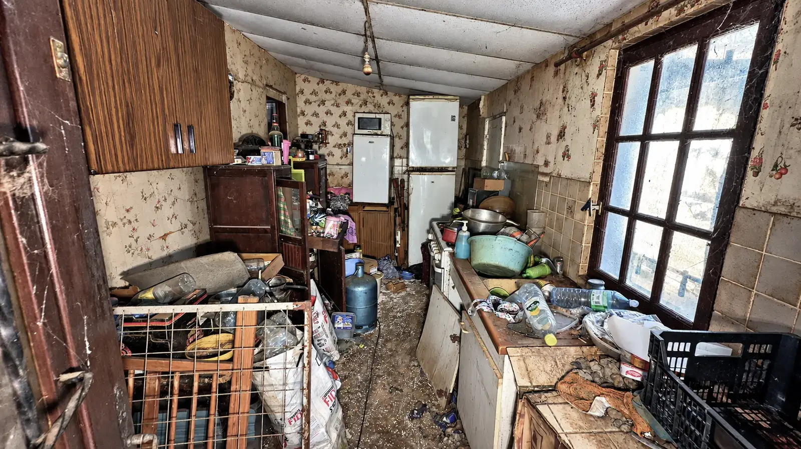 Cuisine avant l’intervention : Nettoyage extrême Diogène dans une maison à Blois