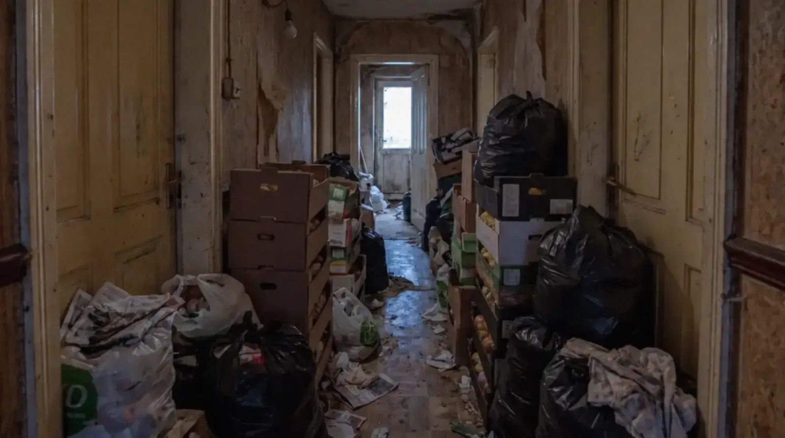 Couloir avant l’intervention : Nettoyage extrême Diogène dans une maison autour de Chambord