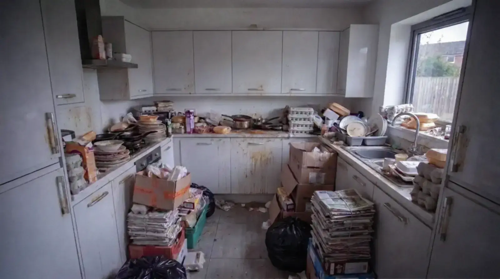 Cuisine avant l’intervention : Nettoyage extrême Diogène dans une maison à Vendôme
