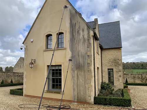 Nettoyage d’une façade à Vendôme par Eauxigen