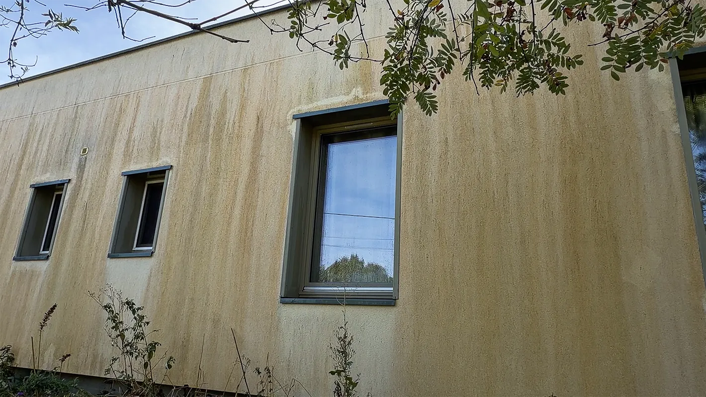 Façade côté jardin avant l’intervention : Nettoyage d’une façade à Chaumont-sur-Loire