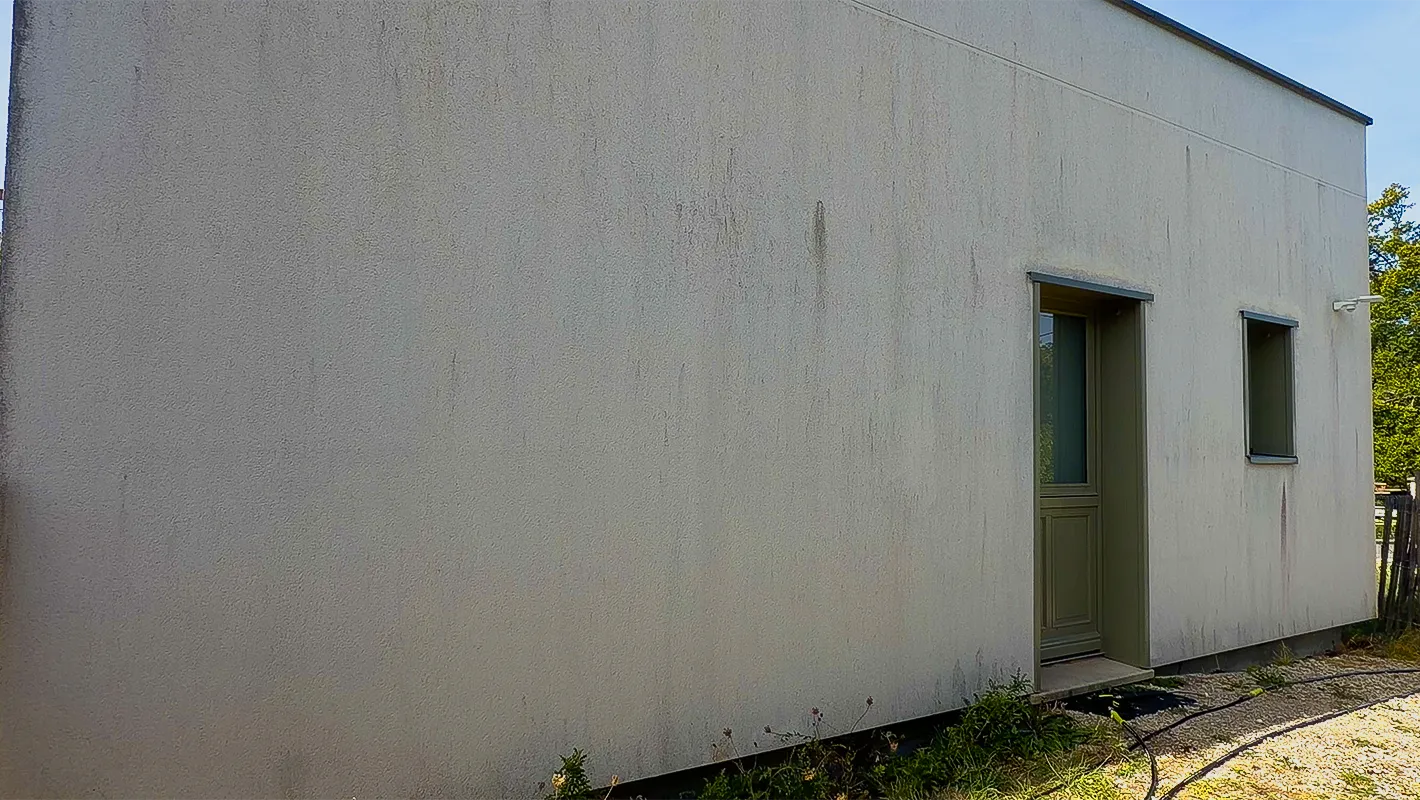 Façade latérale avant l’intervention : Nettoyage d’une façade à Chaumont-sur-Loire