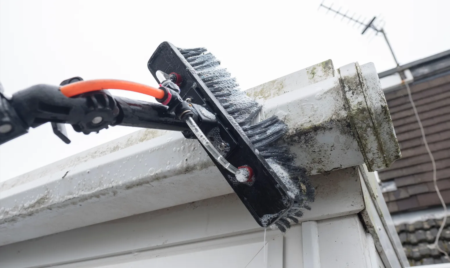 Nettoyage d’une gouttière à la brosse sur perche par Eauxigen à Blois