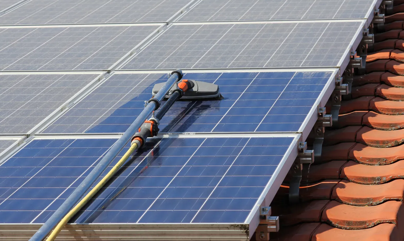 Panneau solaire nettoyé à l’eau pure, sans trace ni film, par Eauxigen