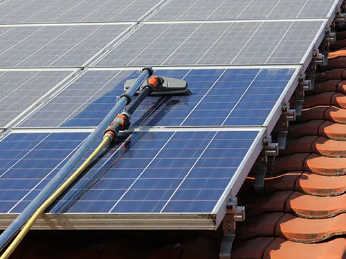 Nettoyage de panneaux solaires photovoltaïques par Eauxigen