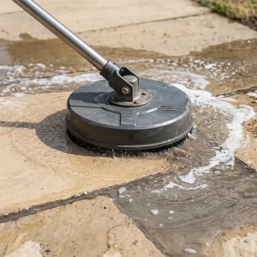 Nettoyage d’un dallage de terrasse à la surface cleaner par Eauxigen, contraste avant/après visible