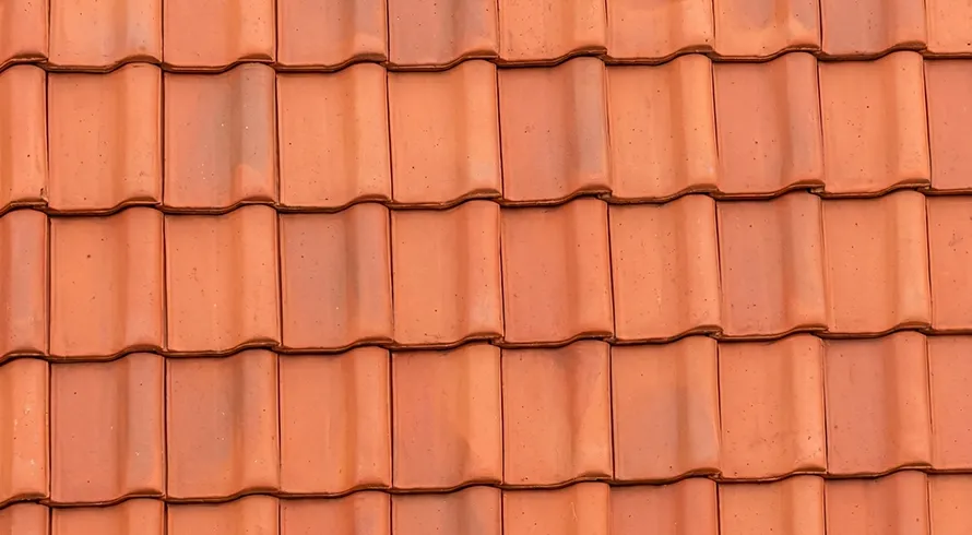 Toiture en tuiles rouges propre après nettoyage par Eauxigen à Blois