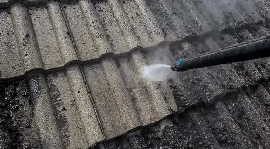 Progression du nettoyage basse pression sur une toiture en tuiles béton à Blois